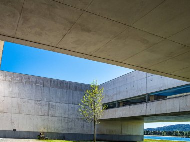 Biblioteca Belediyesi, Viana do Castelo, Portekiz Belediye Kütüphanesi. Modern Mimarlık kütüphanesi. Merdivenleri durgun su gölüne çıkıyor. Okumak için mükemmel bir yer.