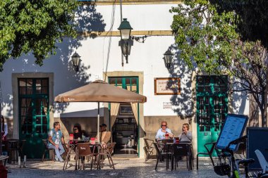 Fuseta, Portekiz - 16 Şubat 2025: Fuseta, Doğu Algarve, Portekiz 'de açık kafe