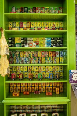 Setubal, Portekiz - 28 Şubat 2025: Setubal, Portekiz 'deki Michel Giacometti Çalışma Müzesi. Eski Perienes fabrikasında sergilenen müze, endüstriyel bir konserve fabrikasıydı.