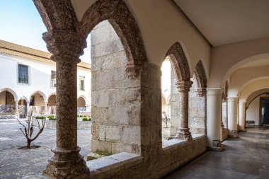 Setubal, Portekiz - 28 Şubat 2025: Portekiz 'deki Setubal İsa Manastırı. Eski İsa Manastırı Kilisesi. Portekiz 'deki ilk Manueline tarzı bina.