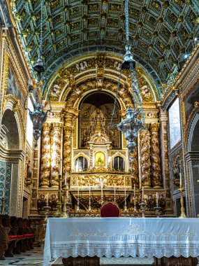 Nazare, Portekiz - 13 Mart 2025: Leydimizin kutsal mekanı olan Santuario de Nossa Senhora da Nazare 'de iç mekan ve görkemli azulejo fayansları. Portekiz 'de Naziler