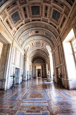 Mafra, Portekiz - 11 Nisan 2025: Mafra Ulusal Sarayı, Manastır ve Bazilika. Fransisken Dini Düzeni. Portekiz, Lizbon 'un kuzeyindeki Mafra' da barok mimarisi.