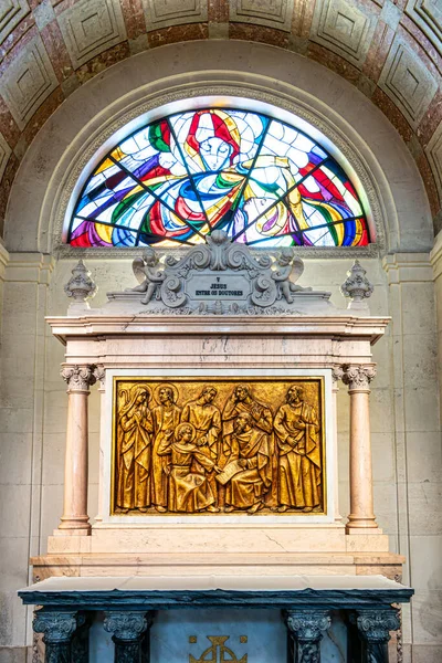 Fatima, Portekiz - 10 Aralık 2025: Fatima, Portekiz Sığınağı. Meryem Ana 'nın Bazilikası. Katolikler için en önemli Marian tapınaklarından ve kutsal mekânlardan biri.