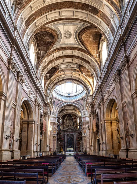 Mafra, Portekiz - 11 Nisan 2025: Mafra Ulusal Sarayı, Manastır ve Bazilika. Fransisken Dini Düzeni. Portekiz, Lizbon 'un kuzeyindeki Mafra' da barok mimarisi.