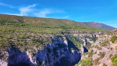 Avrupa 'nın en büyük kanyonundan geçen panoramik yol Provence, Fransa' daki Gorges du Verdon. Fransa 'nın güneydoğusundaki Gorges Du Verdon' un manzarası. Provence-Alpes-Cote d'Azur.