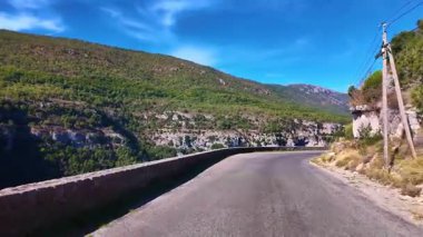 Avrupa 'nın en büyük kanyonundan geçen panoramik yol Provence, Fransa' daki Gorges du Verdon. Fransa 'nın güneydoğusundaki Gorges Du Verdon' un manzarası. Provence-Alpes-Cote d'Azur.