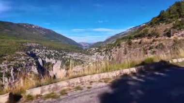 Avrupa 'nın en büyük kanyonundan geçen panoramik yol Provence, Fransa' daki Gorges du Verdon. Fransa 'nın güneydoğusundaki Gorges Du Verdon' un manzarası. Provence-Alpes-Cote d'Azur.