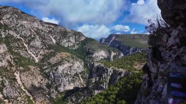 Avrupa 'nın en büyük kanyonundan geçen panoramik yol Provence, Fransa' daki Gorges du Verdon. Fransa 'nın güneydoğusundaki Gorges Du Verdon' un manzarası. Provence-Alpes-Cote d'Azur.