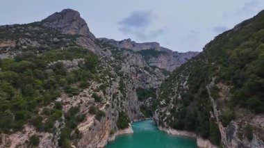 Fransız Alpleri, Provence Fransa 'daki Verdon Gorge' da dağ kanyonunun turkuaz suyuyla tekne gezisi. Aiguines yakınlarında. Kanyon yaklaşık 25 kilometre uzunluğunda ve 700 metre derinliğinde..