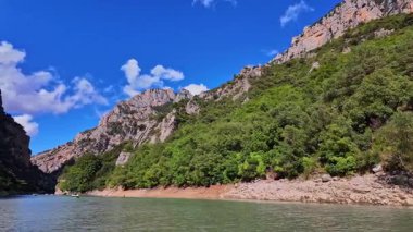 Fransız Alpleri, Provence Fransa 'daki Verdon Gorge' da dağ kanyonunun turkuaz suyuyla tekne gezisi. Aiguines yakınlarında. Kanyon yaklaşık 25 kilometre uzunluğunda ve 700 metre derinliğinde..