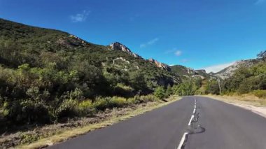 Fransa 'daki inanılmaz Gorges de Galamus, Aude, Doğu Pireneler, Languedoc Roussillon yakınlarındaki Sournia kırsalından geçerek.