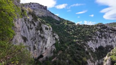 Fransa 'daki muhteşem Gorges de Galamus, Aude, Doğu Pireneler, Languedoc Roussillon' dan geçiyoruz..