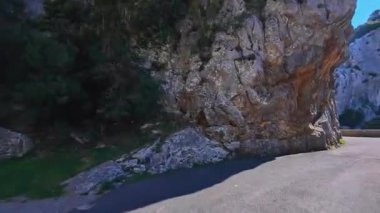 Fransa 'daki muhteşem Gorges de Galamus, Aude, Doğu Pireneler, Languedoc Roussillon' dan geçiyoruz..
