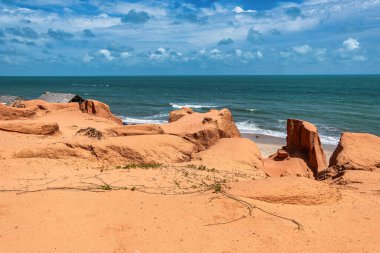 Brezilya 'nın Ceara eyaletindeki Canoa Quebrada Sahili' ndeki kaya oluşumları.