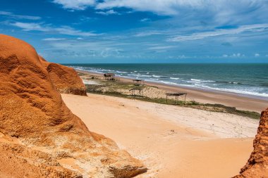 Brezilya 'nın Ceara eyaletindeki Canoa Quebrada Sahili' ndeki kaya oluşumları.