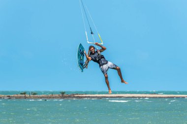 Barra Grande, Brezilya - 22 Ocak 2025: Brezilya 'nın kuzeydoğusundaki Piaui sahilindeki Barra Grande plajında uçurtma sörfü.