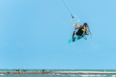 Barra Grande, Brezilya - 22 Ocak 2025: Brezilya 'nın kuzeydoğusundaki Piaui sahilindeki Barra Grande plajında uçurtma sörfü.