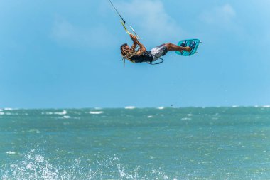 Barra Grande, Brezilya - 22 Ocak 2025: Brezilya 'nın kuzeydoğusundaki Piaui sahilindeki Barra Grande plajında uçurtma sörfü.