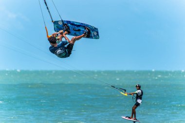 Barra Grande, Brezilya - 22 Ocak 2025: Brezilya 'nın kuzeydoğusundaki Piaui sahilindeki Barra Grande plajında uçurtma sörfü.