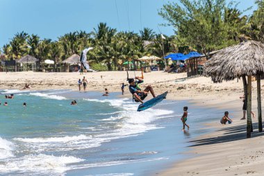 Barra Grande, Brezilya - 22 Ocak 2025: Brezilya 'nın kuzeydoğusundaki Piaui sahilindeki Barra Grande plajında uçurtma sörfü.