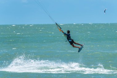 Barra Grande, Brezilya - 22 Ocak 2025: Brezilya 'nın kuzeydoğusundaki Piaui sahilindeki Barra Grande plajında uçurtma sörfü.