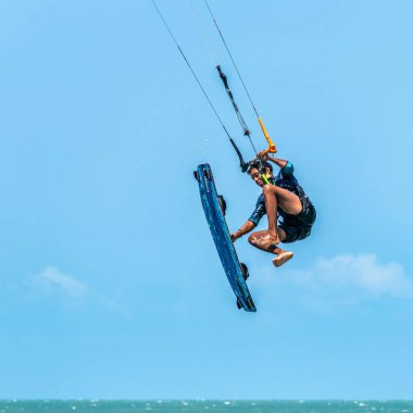 Barra Grande, Brezilya - 22 Ocak 2025: Brezilya 'nın kuzeydoğusundaki Piaui sahilindeki Barra Grande plajında uçurtma sörfü.