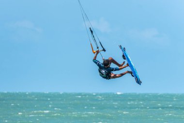 Barra Grande, Brezilya - 22 Ocak 2025: Brezilya 'nın kuzeydoğusundaki Piaui sahilindeki Barra Grande plajında uçurtma sörfü.