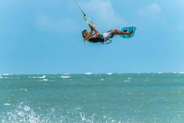 Barra Grande, Brezilya - 22 Ocak 2025: Brezilya 'nın kuzeydoğusundaki Piaui sahilindeki Barra Grande plajında uçurtma sörfü.