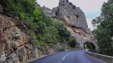 Pierre Lys 'in Pireneler, Aude, Occitanie' deki kanyonundan geçerek Avrupa 'nın güneyinde Fransa' da