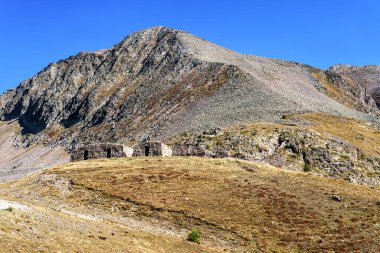 Col de la Lombarde ya da Colle della Lombarda, Fransa ile İtalya sınırındaki Isola 2000 kayak merkezinin 2350 üzerinde yer alan yüksek bir dağ geçididir..
