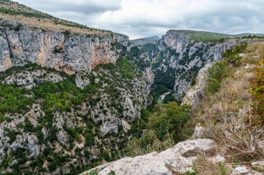 Verdon Gorge, Fransız Alpleri 'nden Gorges du Verdon, Provence, Fransa. Turkuaz yeşili kıvrımlı nehir ve yüksek kireçtaşı kayalarıyla ünlü kanyonun muhteşem manzarası.