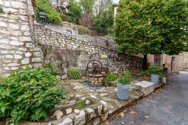 Fransa 'nın Provence kentindeki ortaçağ Trigance köyünün dar sokakları. Köy, Fransa 'nın en güzel köyleri listesine dahil.