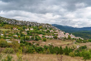 Avrupa 'da Fransa' nın Provence kentindeki kayalık bir uçurumda şatosuyla birlikte ortaçağ köyü Trigance 'ı oluşturan bir grup ev.