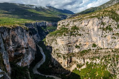 Verdon Gorge, Fransız Alpleri 'nden Gorges du Verdon, Provence, Fransa. Turkuaz yeşili kıvrımlı nehir ve yüksek kireçtaşı kayalarıyla ünlü kanyonun muhteşem manzarası.