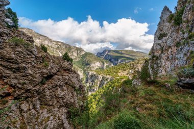 Verdon Gorge, Fransız Alpleri 'nden Gorges du Verdon, Provence, Fransa. Turkuaz yeşili kıvrımlı nehir ve yüksek kireçtaşı kayalarıyla ünlü kanyonun muhteşem manzarası.