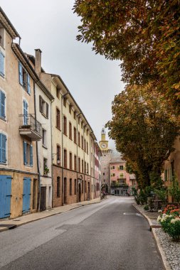 Castellane manzarası, Fransa 'nın güneydoğusundaki Alpes-de-Haute-Provence' de tarihi bir köy, Gorges du Verdon Milli Parkı 'nın kapısı olarak bilinir..