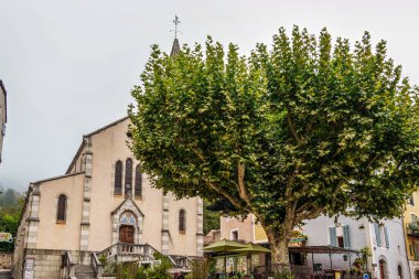 Castellane manzarası, Fransa 'nın güneydoğusundaki Alpes-de-Haute-Provence' de tarihi bir köy, Gorges du Verdon Milli Parkı 'nın kapısı olarak bilinir..