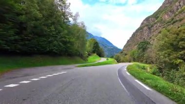 Fransa 'nın Hautes-Pirene bölgesinde Pireneler zincirinin merkezinde yer alan ve İspanya ile güney sınırını oluşturan bir buzul dairesi olan Cirque de Troumouse' dan Heas 'a sürüyoruz.