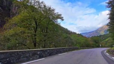 Fransa 'nın Hautes-Pirene bölgesinde Pireneler zincirinin merkezinde yer alan ve İspanya ile güney sınırını oluşturan bir buzul dairesi olan Cirque de Troumouse' dan Heas 'a sürüyoruz.