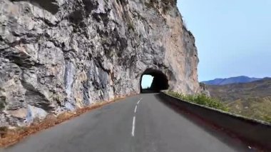 Col d 'Aubisque, Fransa' ya gidiyorum. Fransa 'nın Bearn kentindeki Fransa Bisiklet Turu' nun sembolü olan Fransız Pirenesi 'ndeki dağ geçidi.