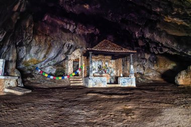 Lapa de Santa Margarida 'nın karanlık iç mekanı Arrabida' da, Setubal Portekiz 'de. Kendiliğinden ibadet eden küçük bir mabet.