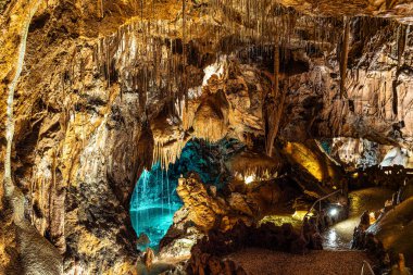 Mira de Aire Mağaraları, Grutas de Mira de Aire, Leiria, Portekiz. Porto de Mos, Leiria 'da kireçtaşı mağaraları var. Moinhos Velhos