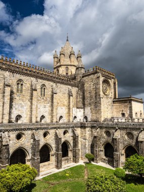 Portekiz 'de Se de Evora olarak bilinen büyük Roma Katolik kilisesi veya Evora Katedrali. Güzel antik, granit taştan duvar, bina, konik ana fener kulesi ve duvar siperleri.