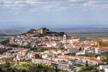 Castelo de Vide çatılarının manzarası dışarıdan görülüyor. Alto Alentejo 'da Castelo de Vide, Portekiz, Avrupa