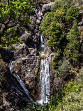 Güzel Arado Şelalesi, Cascata do Arado Kuzey Portekiz 'deki Peneda Geres Ulusal Parkı' nda.