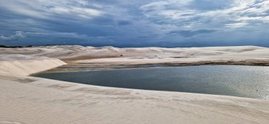 Brezilya 'daki kum tepeleri ve lagoa bonita gölleri, Lencois Maranhenses, Barreirinhas. Taze ve şeffaf su havuzları olan beyaz kum tepeleri.