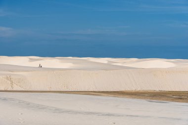 Brezilya 'daki kum tepeleri ve lagoa bonita gölleri, Lencois Maranhenses, Barreirinhas. Taze ve şeffaf su havuzları olan beyaz kum tepeleri.