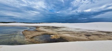 Brezilya 'daki kum tepeleri ve lagoa bonita gölleri, Lencois Maranhenses, Barreirinhas. Taze ve şeffaf su havuzları olan beyaz kum tepeleri.