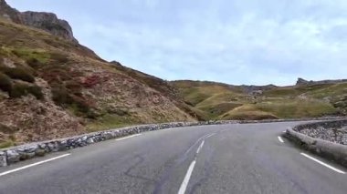 Fransa 'daki Col du Pourtalet' i İspanya 'daki Formigal' e sürüyorum. Fransa 'nın Bearn kentindeki Fransa Bisiklet Turu' nun sembolü olan Fransız Pirenesi 'ndeki dağ geçidi..