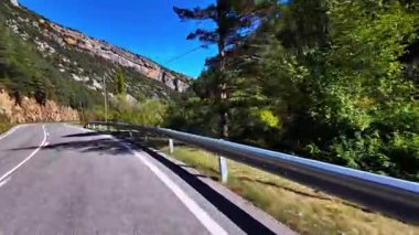 Roncal Vadisi 'nden Sigues' ten Isaba 'ya, Navarre' daki Valle de Roncal, İspanya, Avrupa 'daki Navarra Vadisi' ne gitmek.